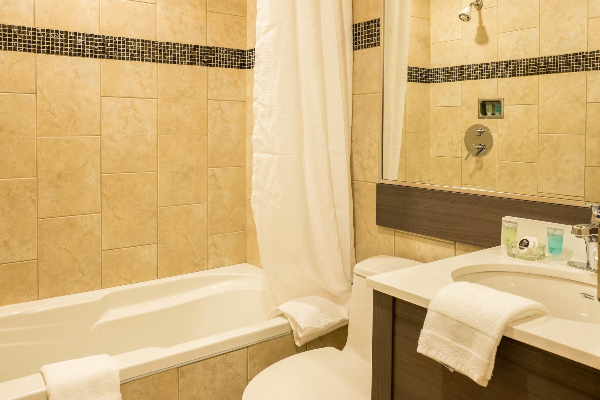 Le Chabrol Hotel & Suites Montreal Exterior photo