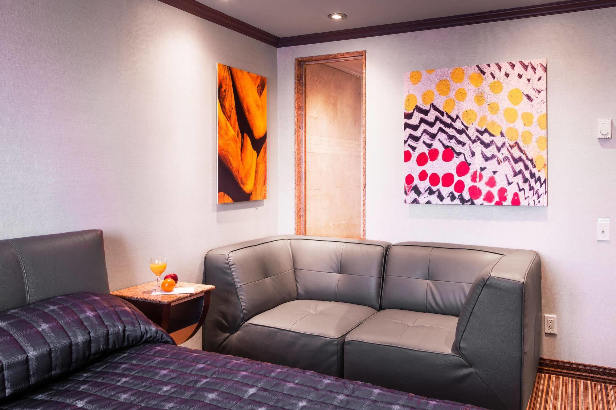 Le Chabrol Hotel & Suites Montreal Exterior photo
