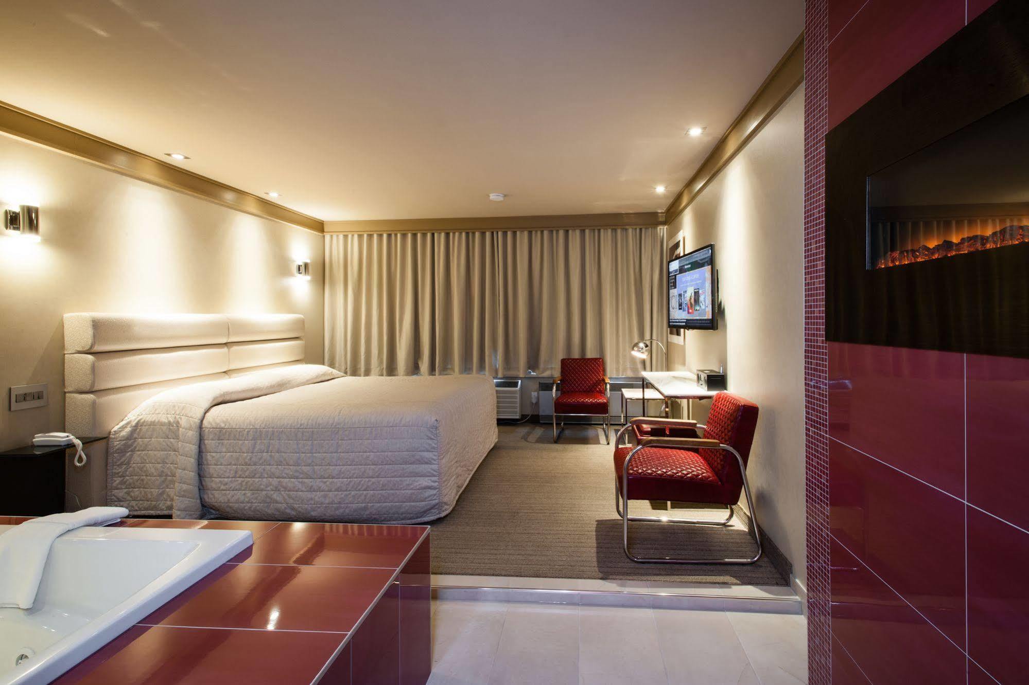 Le Chabrol Hotel & Suites Montreal Exterior photo