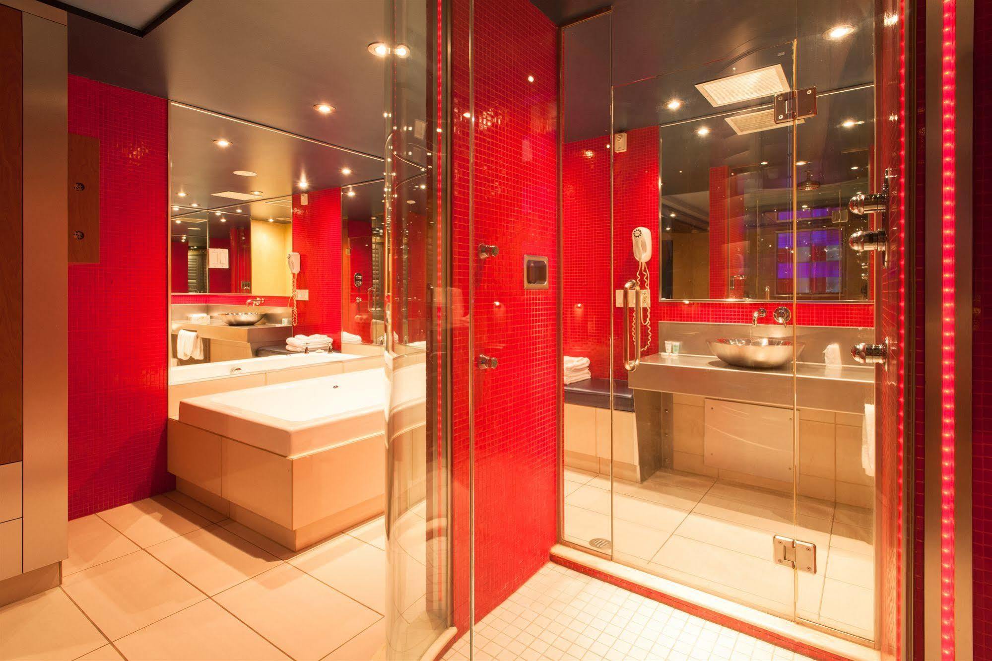 Le Chabrol Hotel & Suites Montreal Exterior photo